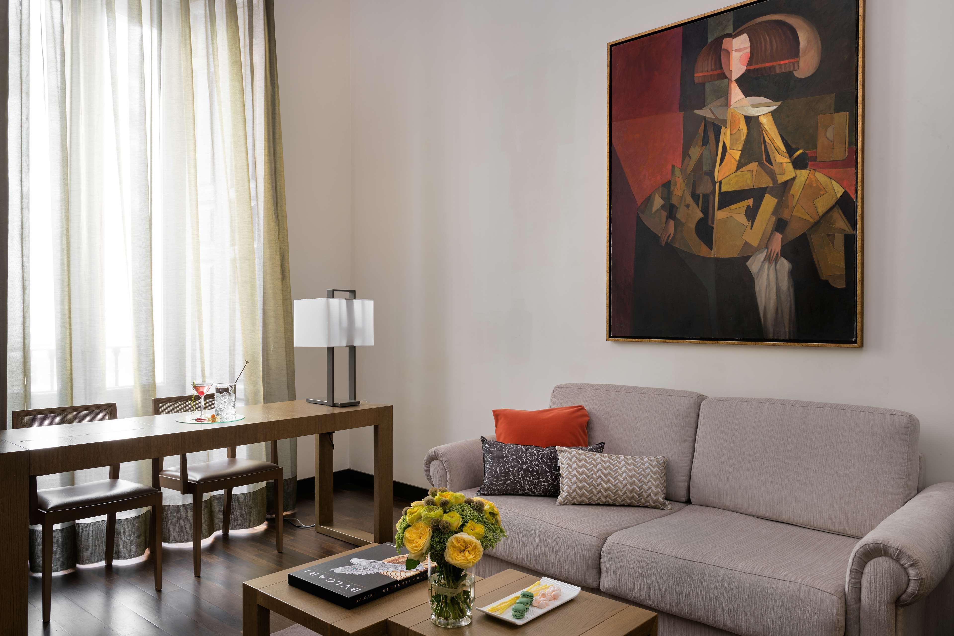 Nh Collection Madrid Palacio De Tepa Exteriör bild A living room in a typical apartment