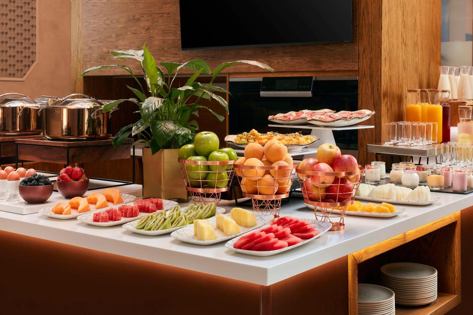 Nh Collection Madrid Palacio De Tepa Exteriör bild A fruit buffet