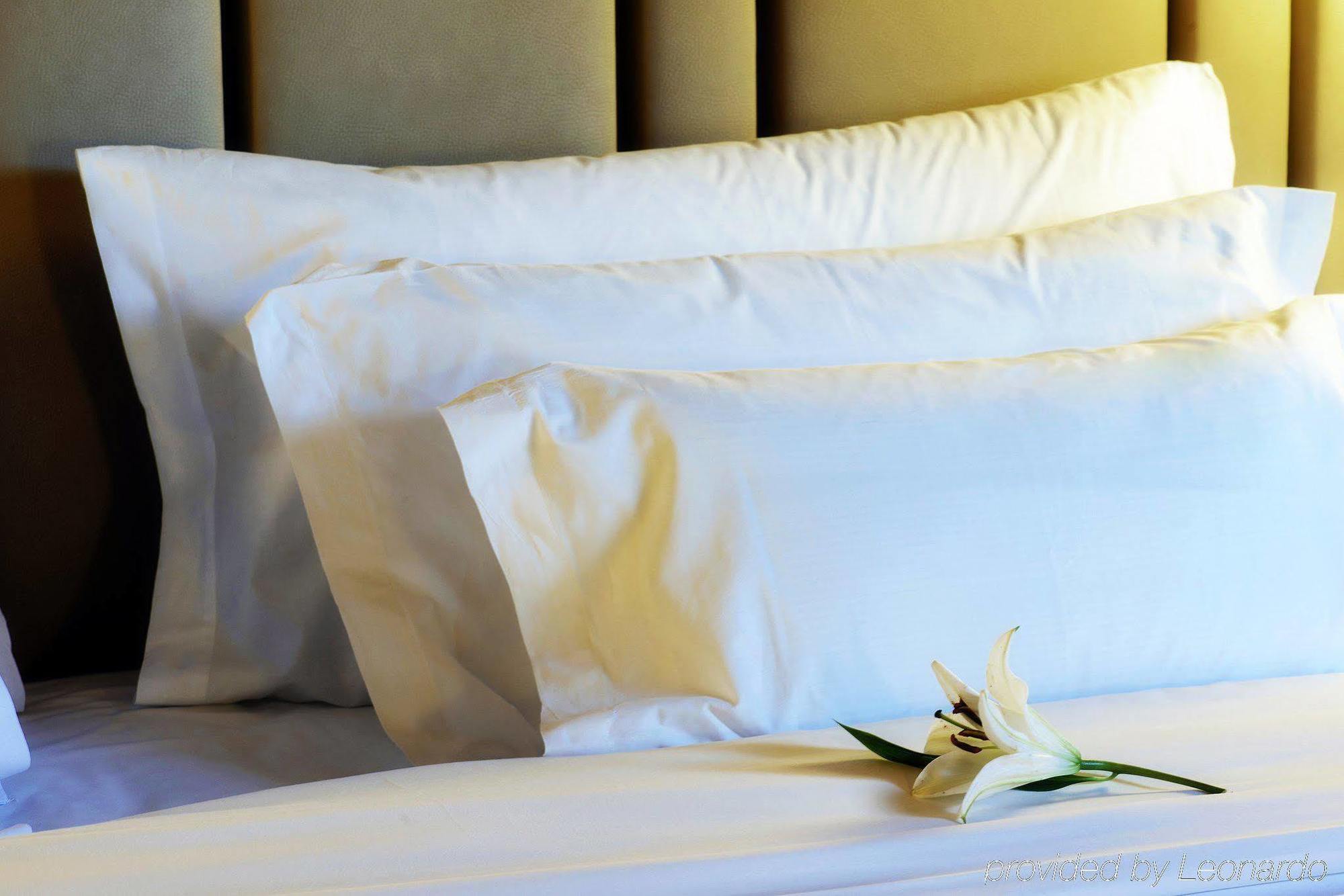 Nh Collection Madrid Palacio De Tepa Exteriör bild Pillows on a bed