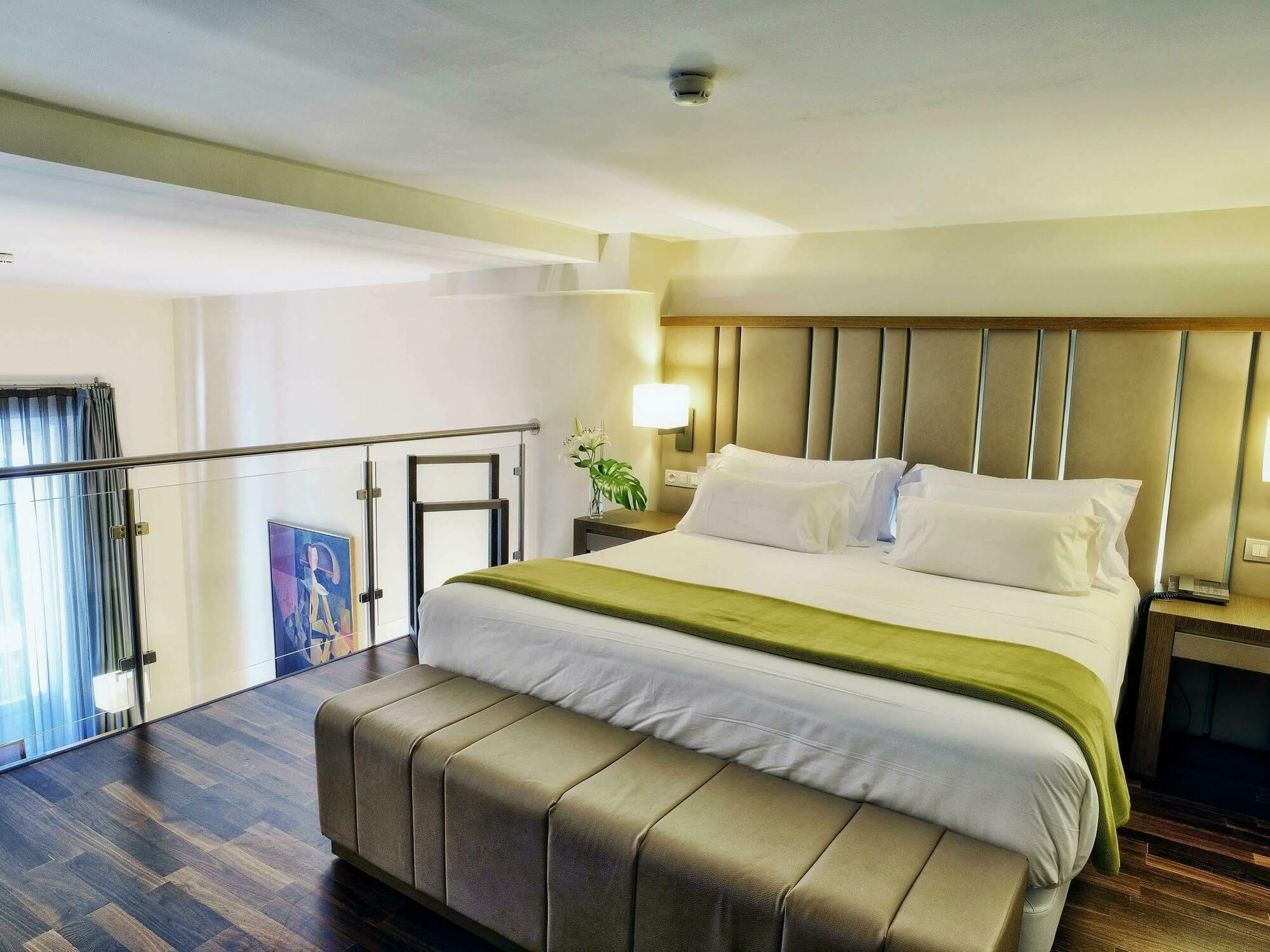 Nh Collection Madrid Palacio De Tepa Exteriör bild A bedroom at the hotel