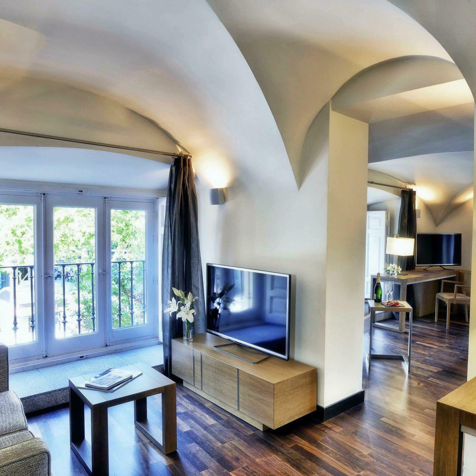 Nh Collection Madrid Palacio De Tepa Exteriör bild A typical apartment
